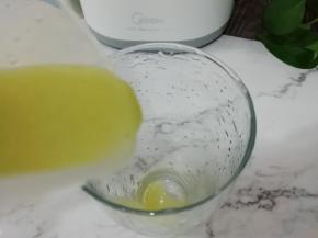 把搅拌均匀的苦瓜香蕉汁倒入杯中
