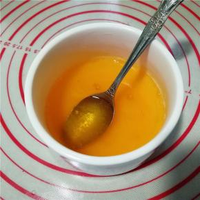 将一半的溶液倒入橙汁中搅拌至融化