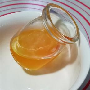 取消毒后的布丁杯，倒入瓶中一半，倾斜放置