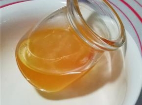 取消毒后的布丁杯，倒入瓶中一半，倾斜放置