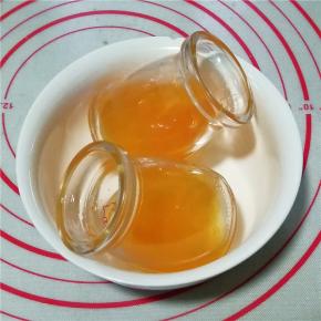 将制作好的布丁杯放入冰箱冷藏2小时