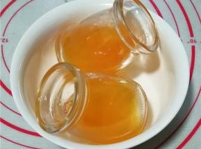 将制作好的布丁杯放入冰箱冷藏2小时