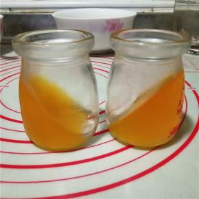 取出已凝固好的橙汁布丁