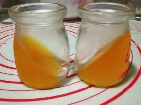 取出已凝固好的橙汁布丁