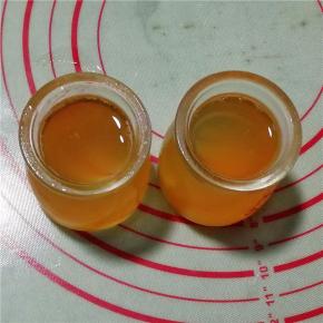 将剩下的一半原味溶液倒入布丁杯中