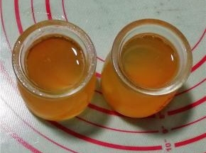将剩下的一半原味溶液倒入布丁杯中