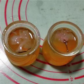 上面放上樱花装饰，入冰箱冷藏2小时