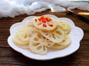 入口甜甜咸咸，清脆爽口，微辣的椒香藕片就做好了。