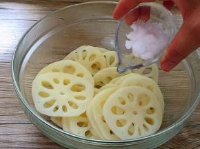 趁热加入白糖。