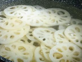 开水焯烫半分钟，捞出。