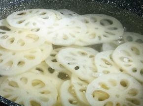 开水焯烫半分钟，捞出。
