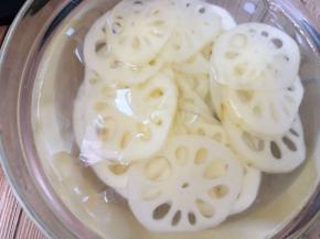 藕切薄片，水中加几滴白醋浸泡片刻，防止藕片变黑。