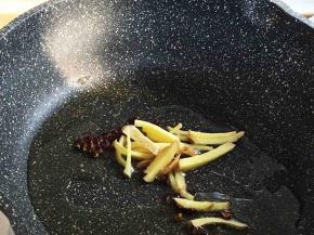 油热，花椒、姜丝炒出香味捞出。