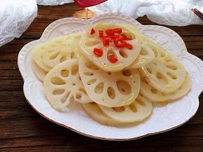 热油淋在小红辣椒上，再淋入少许香油，拌匀即可。