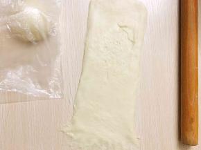 然后翻过面来，拉成大概一个长方形，底部拉宽