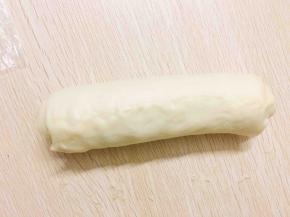 黏合面团处用手捏一捏