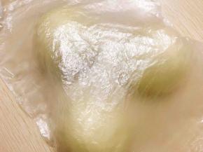 盖上保鲜膜，松弛15-20分钟