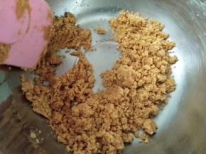 首先制作饼干底，消化饼干提前用料理机打碎，黄油隔水软化成液体，倒入饼干碎中，搅匀。