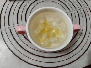 准备开始制作慕斯糊，先把吉利丁切小块，放入冰水中软化。