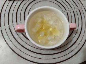 准备开始制作慕斯糊，先把吉利丁切小块，放入冰水中软化。