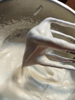 再把慕斯糊的材料称量好，淡奶油加白砂糖直接打发到纹路不消失的状态。