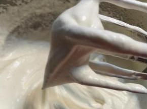 再把慕斯糊的材料称量好，淡奶油加白砂糖直接打发到纹路不消失的状态。