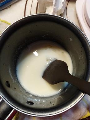 牛奶隔水加热，关火后，加入软化的吉利丁片，利用余热融化搅拌均匀。