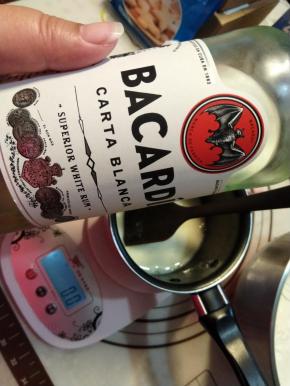 然后把百香果果酱加入牛奶中，搅匀，再加入朗姆酒，再次搅匀。