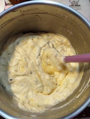 这个时候，把打发好的淡奶油加入，拌匀，我们的慕斯糊就可以了。