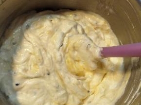 这个时候，把打发好的淡奶油加入，拌匀，我们的慕斯糊就可以了。