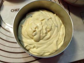 取出凝固好的饼干底，把慕斯糊倒入，摊平，放入冰箱凝固。