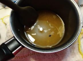 再把另一份的百香果果酱加上纯净水加热，然后加入剩余的5g软化的吉利丁片，搅匀。