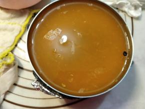 待降到手温时，取出凝固好的蛋糕，倒入填满慕斯圈，再次放入冰箱凝固。