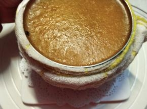 取出凝固好的蛋糕，准备好一块热毛巾，包住慕斯圈，让慕斯圈的温度提高，然后就可以轻松脱模了。