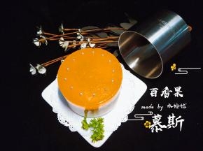 表面具体如果装饰还是需要小伙伴发挥自己的创意了，我们美美哒的百香果慕斯蛋糕就完成了。