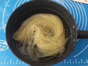 家常俗称的冷面，一般都是调料配好的，首先打开包装，把冷面放到冷水中浸泡半小时。