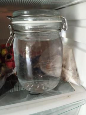 提前准备好400g的矿泉水放入冰箱冷藏，包括冷面包装里的料包也一起冰箱冷藏。