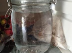 提前准备好400g的矿泉水放入冰箱冷藏，包括冷面包装里的料包也一起冰箱冷藏。