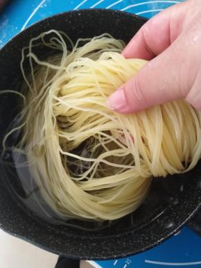 冷面浸泡时间不是一定的，需要看自己掌握，一般泡到冷面散开即可。