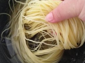 冷面浸泡时间不是一定的，需要看自己掌握，一般泡到冷面散开即可。