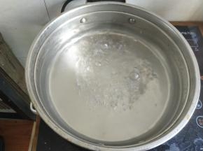 准备一锅清水，煮到沸腾。