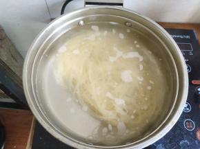 然后加入冷面煮，我用的是电陶炉，大约接近2分钟。这个煮的时间的长短根据自己喜欢的口感决定。