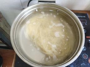 然后加入冷面煮，我用的是电陶炉，大约接近2分钟。这个煮的时间的长短根据自己喜欢的口感决定。