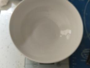 准备一个大碗调制汤汁。