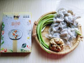 准备好食材，西芹将叶子摘掉！百合去根，掰开。
