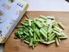 将摘掉叶子的西芹切段。