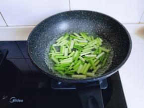 西芹焯水： 锅中加入清水，大火烧开，下西芹，大火30秒。