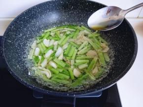 再加入掰开的百合瓣，低入几滴橄榄油，大火30秒捞出，过冷水，再淋干水分备用。