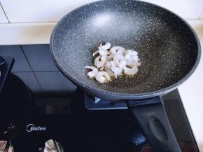 起油锅，加入脊岭岛盐田虾仁煸炒。