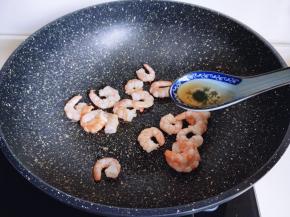 待虾仁炒至变色后加入料酒，滴几滴生抽，煸炒均匀，盛出备用。